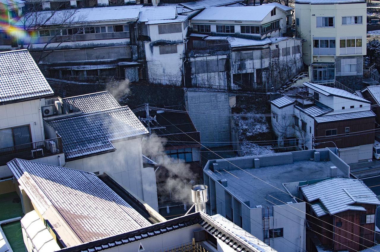Casa japonesa com telhado coberto de neve no inverno